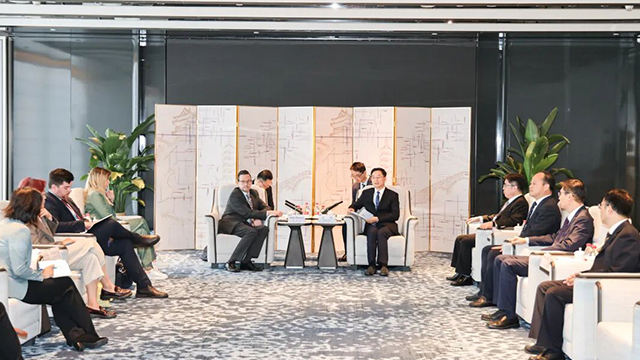 周伟会见英国驻上海总领事包迈岫一行